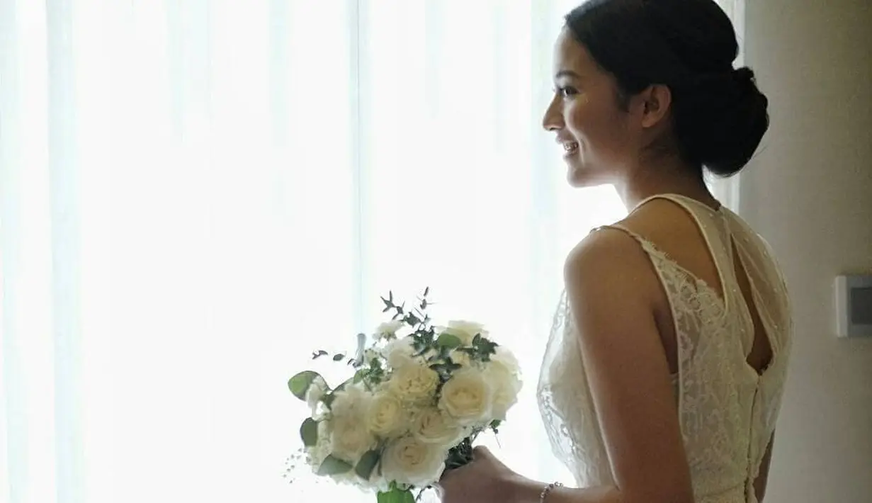 Tidak membutuhkan waktu lama menjalin cinta sebagai pasangan kekasih, kini Putri Marino telah resmi menjadi istri Chicco Jerikho. Di hari bahagianya, Putri pun dibanjiri pujian, terutama soal penampilannya. (Instagram/mrandmrsjerikho)