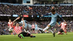 Pemain Manchester City, David Silva (kanan), melepaskan tembakan ke arah gawang Southampton dalam laga Premier League di Stadion Etihad, Manchester, Minggu (23/10/2016). (AFP/Oli Scarff)