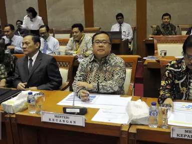 Menteri Keuangan, Bambang Brodjonegoro (kedua kanan) saat menghadiri Rapat Kerja dengan Komisi XI DPR di Kompleks Parlemen Senayan, Jakarta, Kamis (14/7). Rapat tersebut membahas Asumsi Dasar dalam RAPBN 2017. (Liputan6.com/Johan Tallo)