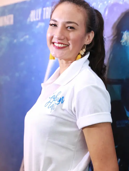 Meskipun medan yang dihadapi cukup berat, namun Nadine menganggap itu sebagai hal yang seru serta membuatnya merasa  senang. Banyak hal yang dilakukannya sebelum melakukan proses syuting. (Adrian Putra/Bintang.com)