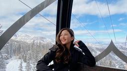 Sedangkan saat siang hari dan berada di luar ruangan, wanita berdarah Belanda, Minahasa dan Jawa ini memilih mengenakan jaket dan celana panjang serba hitam. (Liputan6.com/IG/@jscmila).