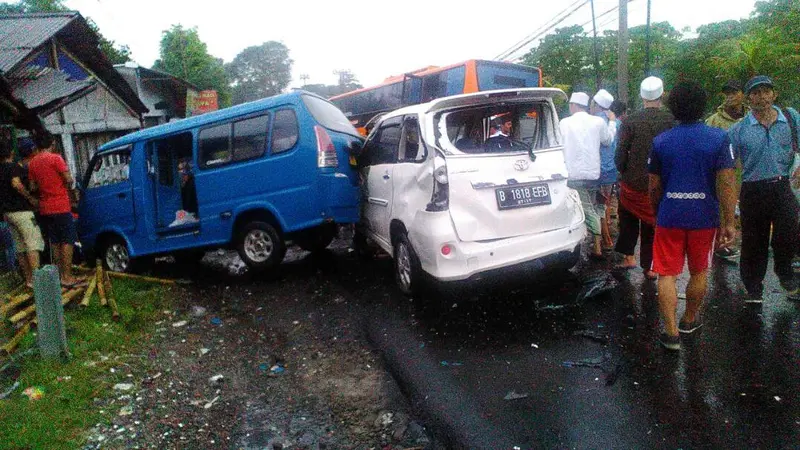 Kecelakaan Beruntun di Puncak Libatkan 12 Kendaraan 