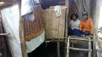 Pasutri lansia asal Cirebon lebih dari lima tahun tinggal di gubug tak layak huni (Liputan6.com / Panji Prayitno)