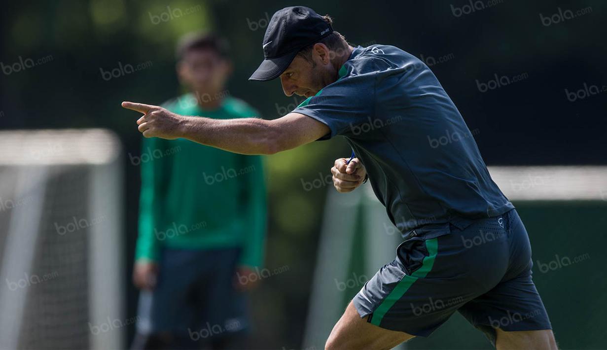 Asissten pelatih timnas Indonesia, Wolfgang Pikal, memberikan arahan saat latihan di Lapangan Sekolah Pelita Harapan, Banten, Sabtu (29/10/2016). Latihan ini digelar untuk persiapan jelang Piala AFF, November mendatang. (Bola.com/Vitalis Yogi Trisna)  