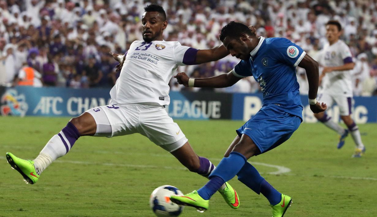 Nawaf Al Abed (kanan) disebut menjadi pemain sepak bola yang berhasil mencetak gol tercepat sepanjang sejarah. Dia hanya butuh dua detik saja untuk merobek jala Al Shoalah dari jarak 54 meter. (Foto: AFP/Karim Sahib)
