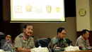 Kapolri Jenderal Pol Badrodin Haiti (kiri) bersama Joko Driyono menyimak pertanyaan usai memberikan keterangan terkait pelaksanaan turnamen Piala Bhayangkara 2016 di Mabes Polri Jakarta, Senin (15/2/2016). (Liputan6.com/Helmi Fithriansyah)