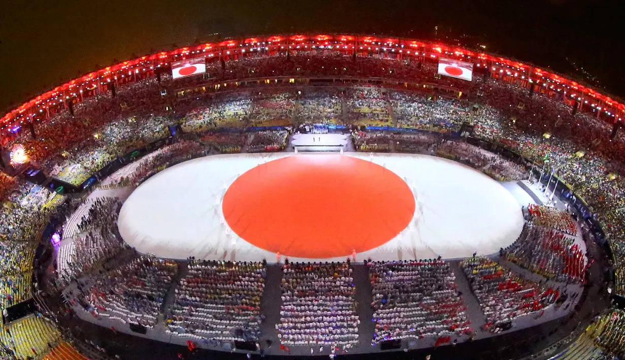 Atraksi konfigurasi bendera Jepang pada upacara penutupan Olimpiade Rio 2016 di Stadion Maracana, Rio de Janeiro, Minggu (21/8). Olimpiade 2016 resmi berakhir, Amerika Serikat keluar sebagai juara umum dengan jumlah 121 medali. (REUTERS/Pawel Kopczynski)