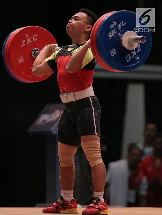 Lifter Indonesia Eko Yuli Irawan berlaga dalam cabang angkat besi putra nomor 62 kg SEA Games 2017 Kuala Lumpur, Malaysia, Senin (28/8). Dengan hasil ini, Indonesia hanya mampu menyumbang dua perak dari cabang angkat berat. (Liputan6.com/Faizal Fanani)