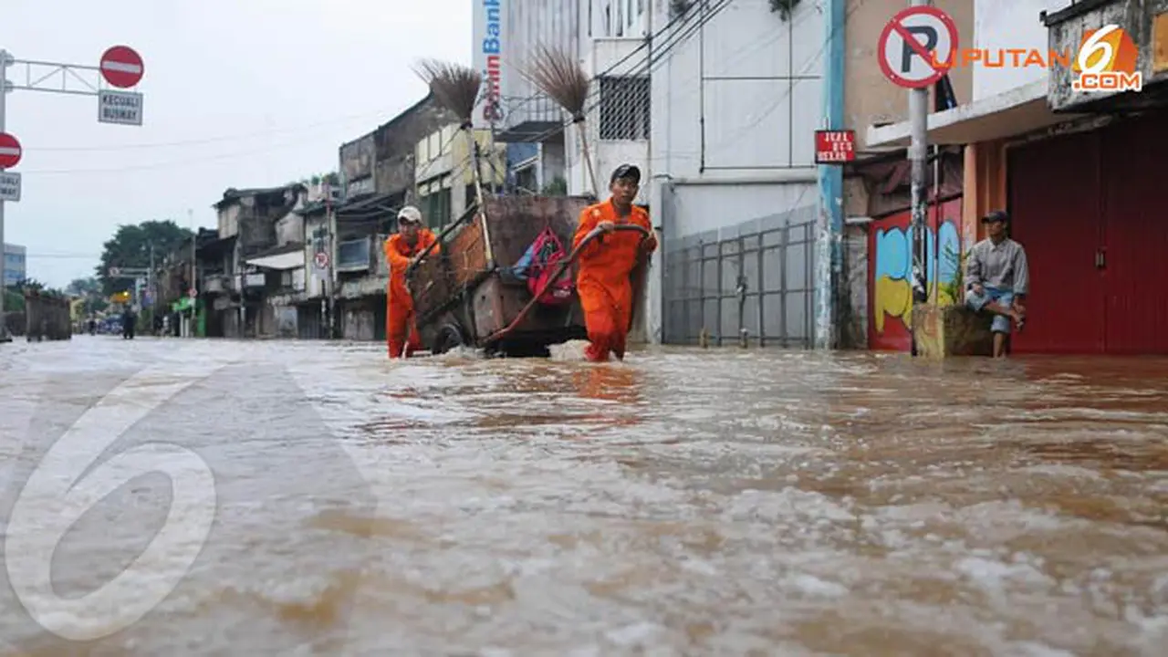 5-sepeda-banjir-140119c.jpg