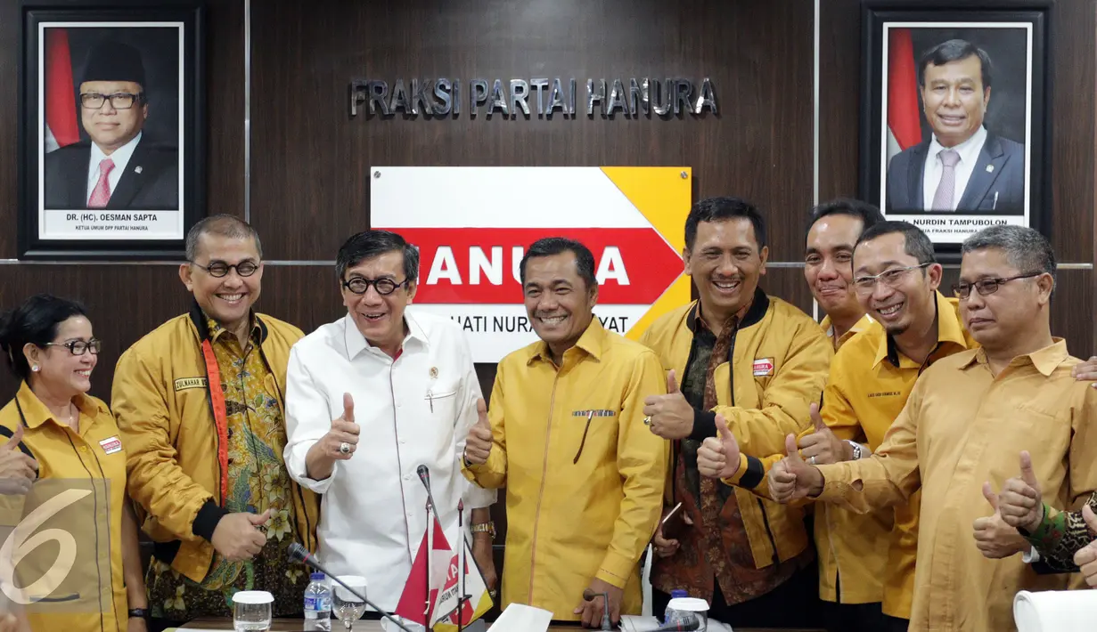 Menteri Hukum dan HAM Yasonna H Laoly (kedua kiri) melakukan foto bersama usai menerima susunan kepengurusan Partai Hanura yang baru, di Ruang Fraksi Partai Hanura, di Kompleks Parlemen, Senayan, Jakarta, Kamis (19/1). (Liputan6.com/JohanTallo)