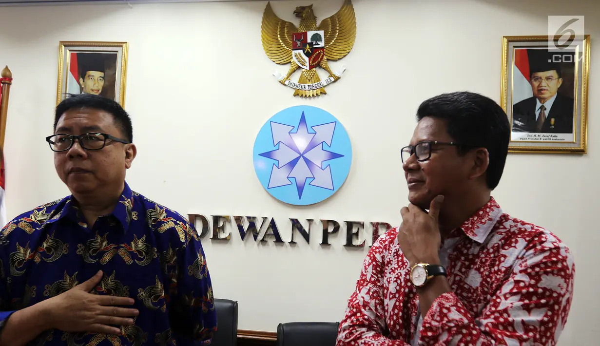 Ketua Dewan Pers Yosep Adi Prasetyo (kiri) dan pegiat isu pluralisme Imdadun Rahmat memberi keterangan di Kantor Dewan Pers Jakarta, Rabu (12/12). Eva Bande dan Sedulur Sikep mempertahankan tanah adat dari kerusakan lingkungan. (Liputan6.com/JohanTallo)