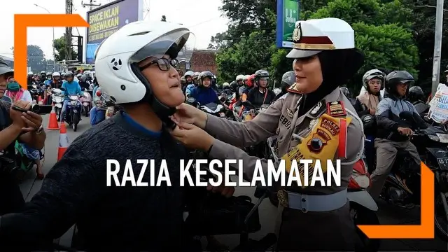 Polres Boyolali bagi-bagi ribuan takjil dan helm gratis kepada para pengendara sepeda motor.