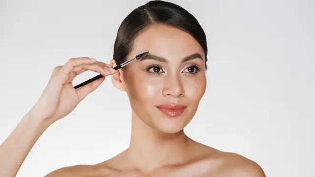 Produk Makeup Multifungsi yang Wajib Ada di Tas Kerja Perempuan Karier - 3