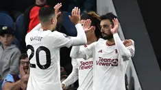 Gelandang Manchester United #08 Bruno Fernandes (kanan) berselebrasi dengan rekan setimnya setelah mencetak gol pembuka ke gawang Burnley pada pekan ke-6 Liga Inggris 2023/2024 di Stadion Turf Moor, Minggu (24/9/2023) dini hari WIB. (Paul ELLIS / AFP)
