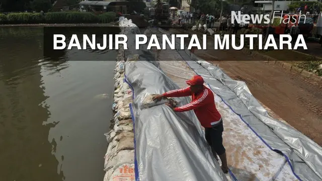 Banjir atau rob yang disebabkan tanggul pantai yang jebol di kawasan Perumahan Pantai Mutiara, Kelurahan Pluit, Kecamatan Penjaringan, Jakarta Utara, pada Jumat malam