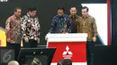 Presiden Joko Widodo saat menandatangani peresmian pengoprasian pabrik baru PT MMKI di GIIC, Jawa Barat, Selasa (25/4). Nilai investasi pabrik ini mencapai Rp7,5 triliun dan mampu menyerap 3.000 tenaga kerja. (Liputan6.com/Angga Yuniar)