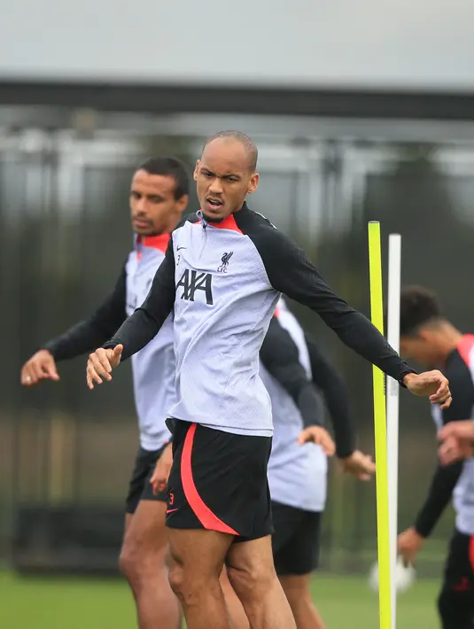 Gelandang Liverpool asal Brasil Fabinho mengambil bagian  dalam sesi latihan menjelang menjelang pada laga perdana Liga Champions Grup A kontra Napoli di tempat latihan Liverpool di Liverpool, Inggris barat laut, Selasa (6/9/2022). Meskipun berstatus tim tamu, Liverpool tetap menjadi yang difavoritkan untuk merengkuh tiga poin penuh. (Photo by Lindsey Parnaby / AFP)