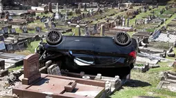 Kondisi mobil SUV Mercedes usai menabrak nisan di sebuah pemakaman di pinggiran selatan South Coogee, Australia (6/2). Kecelakaan terjadi setelah pengemudi diduga mabuk. (AFP Photo/William West)