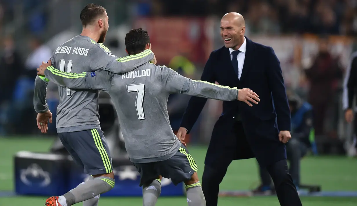 Zidane merayakan gol bersama Ronaldo dan Sergio Ramos saat melawan AS Roma  pada Liga Champions di Olympic stadium, Roma, (18/2/2016). Zinedine Zidane mundur dari kursi pelatih Madrid setelah meraih trofi Liga Champions tiga kali. (AFP/Alberto Pizzo)