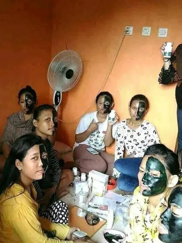 8 Potret Absurd Ibu-Ibu Kalau Lagu Kumpul Bareng Ini Bikin Geleng Kepala