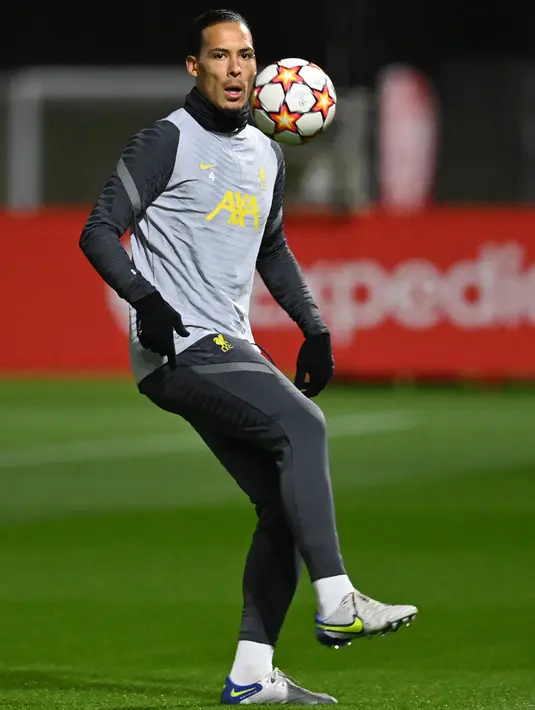 Pemain Liverpool Virgil van Dijk mengambil bagian dalam sesi latihan di pusat pelatihan Axa, Kirkby, Inggris, 23 November 2021. Liverpool akan menghadapi Porto pada pertandingan sepak bola Grup B Liga Champions. (Paul ELLIS/AFP)