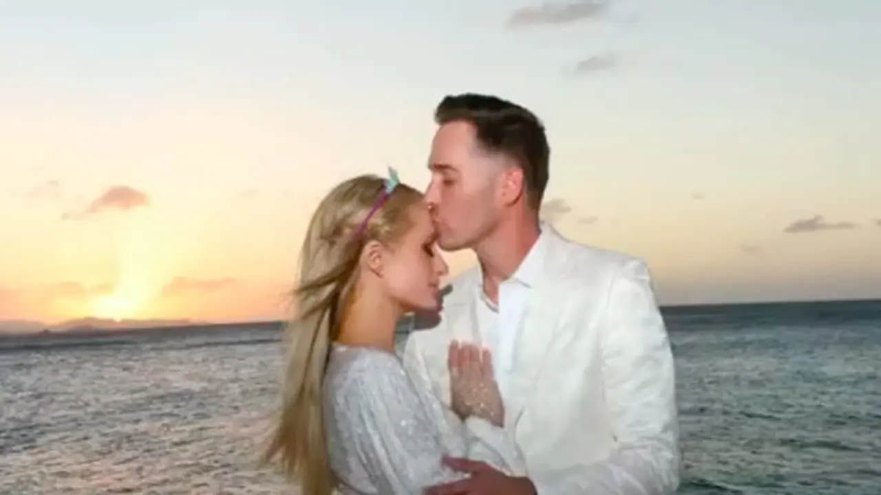 6 Momen Tunangan Paris Hilton dan Carter Reum, Dilamar Dengan Cincin Senilai Rp 28 M. (Sumber: Instagram/parishilton)
