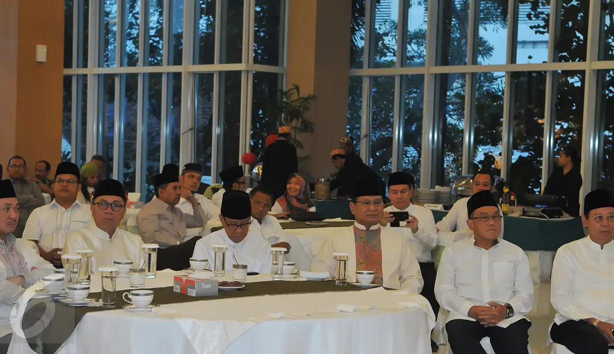 Sejumlah petinggi KMP saat menghadiri acara buka puasa bersama di kawasan Menteng, Jakarta, Sabtu (4/7/2015). Dalam acara tersebut hadir sekitar 3500 anak yatim. (Liputan6.com/Herman Zakharia)