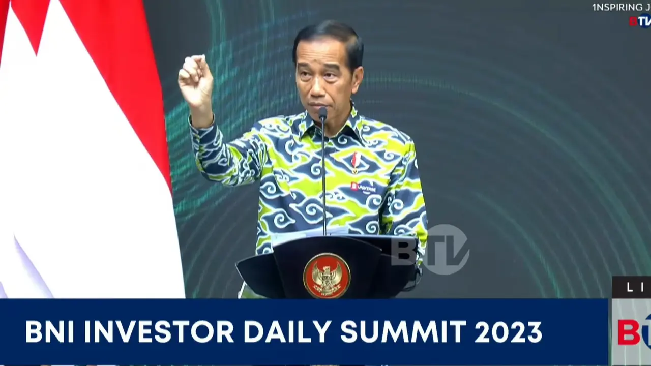 Presiden Joko Widodo (Jokowi) dalam acara BNI Investor Daily Summit 2023, di Hutan Kota By Plataran, Jakarta, Selasa (24/10/2023). (Tira/Liputan6.com)