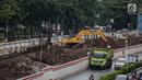 Pekerja mengerjakan pembangunan proyek kereta ringan LRT di Jalan HR Rasuna Said, Kuningan, Jakarta, Rabu (20/12). Proyek yang saat ini dalam proses pemasangan tiang tersebut ditargetkan selesai Desember 2018. (Liputan6.com/Faizal Fanani)