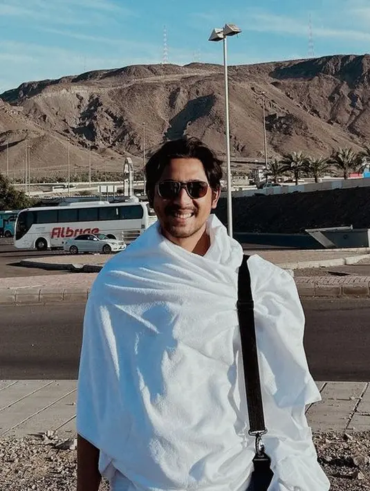 <p>Arya Saloka tampil mengenakan ihram yang menjadi baju khusus untuk pria saat umrah. Ia pun melengkapi tampilannya dengan tas hitam dan kacamata hitamnya. [@arya.saloka]</p>