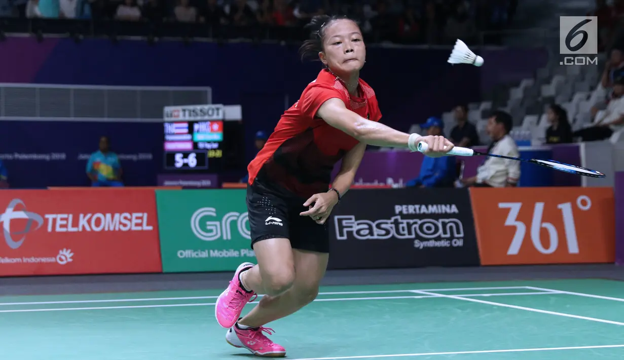 Tunggal putri Indonesia, Fitriani mengembalikan kok ke arah pemain India, Saina Nehwal di babak 16 besar Bulutangkis Tunggal Putri Asian Games 2018 di Istora Kompleks GBK, Sabtu (25/8). Fitriani menyerah 6-21, 14-21. (Liputan6.com/Helmi Fithriansyah)