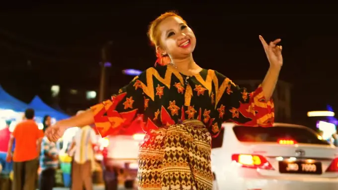 Upiak Isil, Penyanyi Tak Tun Tuang