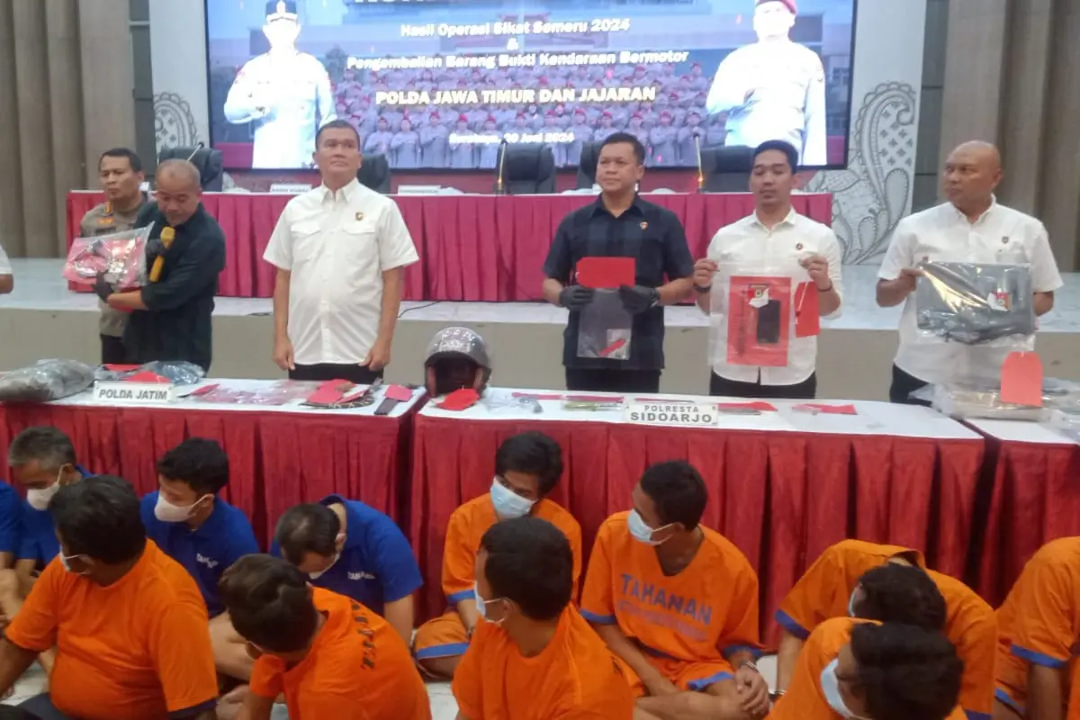 Polda Jatim mengungkap 1.380 kasus dan menangkap 1.120 orang tersangka pada Operasi Sikat Semeru 2024, pada 3-14 Juni 2024. (Dian Kurniawan/Liputan6.com)