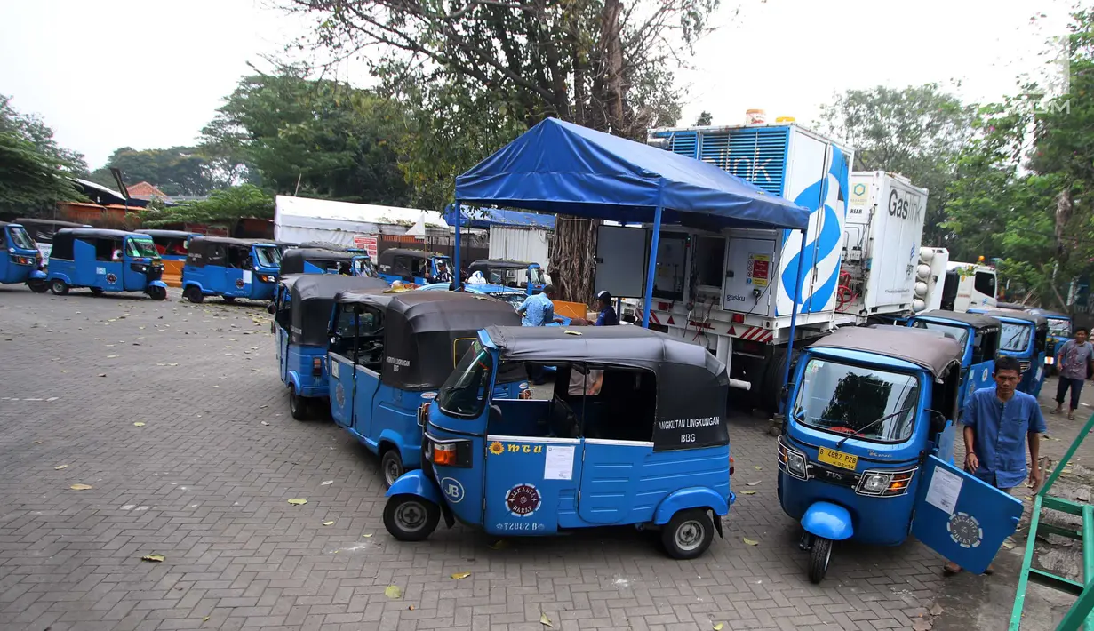 Bajaj mengantre mengisi BBG di kawasan Monas, Jakarta, Jumat (14/7). Terkait Bajaj, Gubernur DKI Jakarta, Djarot Saiful Hidayat, meminta Dishub DKI  segera membenahinya, bajaj menjadi lebih modern dan diperbanyak. (Liputan6.com/Angga Yuniar)