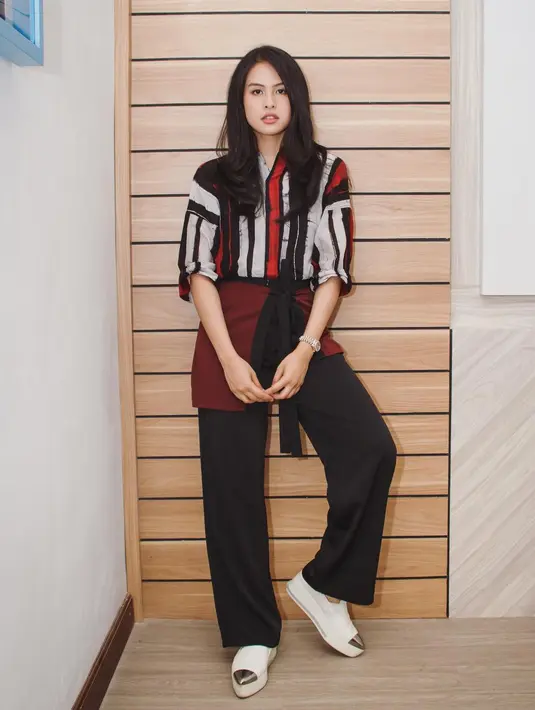 Selain itu, Sahabat Fimela juga bisa meniru tatatan rambut dan makeup ala Maudy Ayunda yang sederhana namun berwibawa.