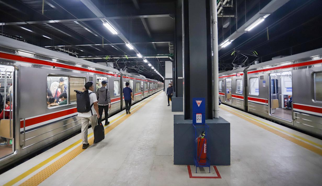 Uji coba pengoperasian ini untuk memastikan kelayakan operasional serta kesiapan fasilitas. Tampak dalam foto, calon penumpang bersiap menaiki rangkaian KRL Commuter Line di Stasiun Rangkasbitung Ultimate, Lebak, Banten, Senin (24/11/2025) malam. (merdeka.com/Arie Basuki)