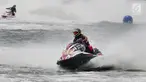 Pebalap jetski Indonesia Aero Sutan Aswar (depan) beradu cepat pada nomor Runabout Limited di arena Jetski Ancol, Jakarta, Kamis (23/8) Aqsa Sutan Aswar berhasil finish pertama pada pertandingan moto 1  .(merdeka.com/imam buhori)