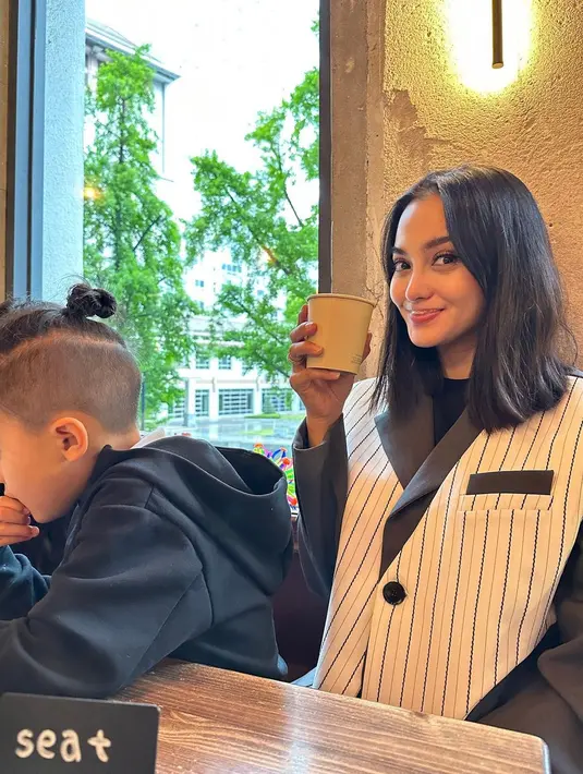 Bersama suami dan keluarga besarnya, Ririn Ekawati menikmati Korea Selatan dengan tampilan bergaya [@ririnekawati]