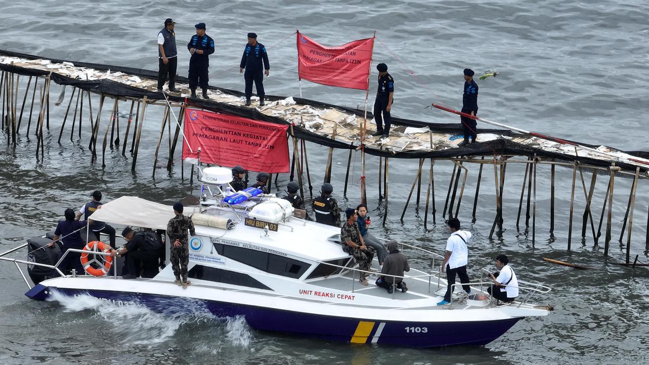 Kementerian Kelautan dan Perikanan (KKP) resmi menyegel pagar laut sepanjang 30,16 kilometer (km) di pesisir Kabupaten Tangerang. (Foto: KKP)