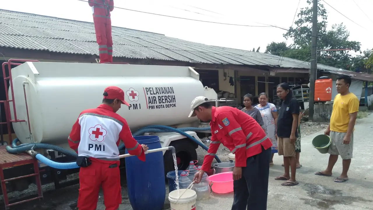 PMI Kota Depok memberikan distribusi air bersih kepada warga yang mengalami kekeringan di RW15, Kemirimuka, Depok