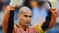 Jose Luis Chilavert kiper Paraguay ini kerap mengambil tendangan bola mati dan menghasilkan gol. Sepanjang karir di level klub, dia mencetak 59 gol. Sedangkan di Timnas, dia mendulang 8 gol ini yang membuatnya menjadi Terkenal. (AFP PHOTO/Roberto SCHMIDT)