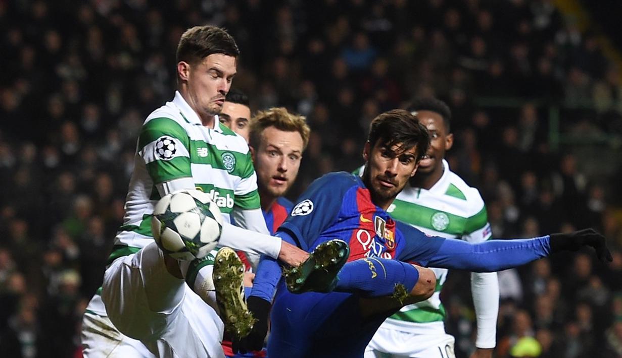Gelandang Barcelona, Andre Gomes, berebut bola dengan bek Celtic, Erik Sviatchenko, pada laga kelima Grup C Liga Champions di Celtic Park, Rabu (23/11/2016). (AFP/Paul Ellis)
