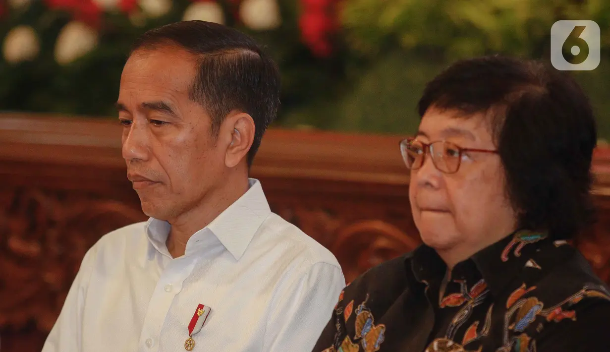 Presiden Joko Widodo (kiri) dan Menteri LHK Siti Nurbaya Bakar saat Rapat Koordinasi Nasional Kebakaran Hutan dan Lahan 2020 di Istana Negara, Jakarta, Kamis (6/2/2020). Rapat mendengarkan laporan Menko Polhukam Mahfud Md mengenai penanganan kebakaran hutan tahun 2019. (Liputan6.com/Faizal Fanani)