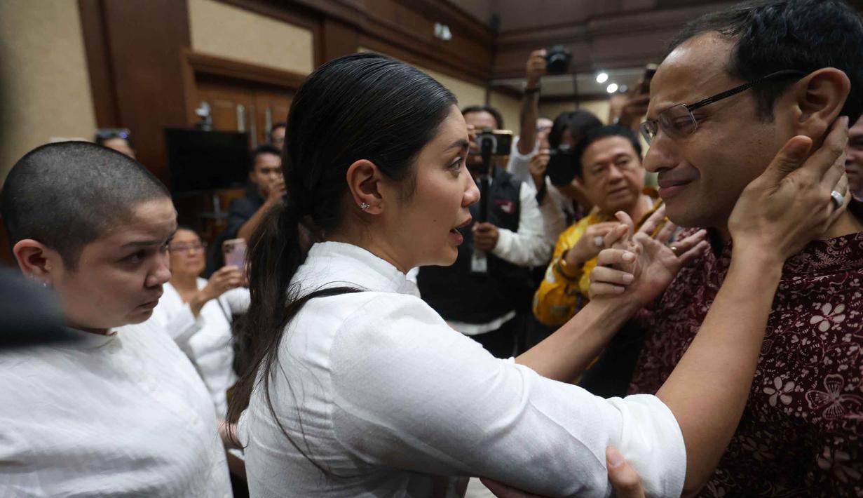 Mantan Menteri Pendidikan, Kebudayaan, Riset, dan Teknologi (Mendikbudristek), Nadiem Anwar Makarim (kanan), berbareng istrinya, Franka Franklin Makarim (tengah), usai sidang pembacaan tuntutan di Pengadilan Tindak Pidana Korupsi Jakarta, Rabu 13 Mei 2026. (Kapanlagi.com/Budy Santoso)
