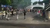Aksi massa demonstrasi gabungan di Jambi ricuh setelah memaksa masuk ke halaman gedung Dewa Perwakilan Rakyat Daerah (DPRD) Provinsi Jambi, pada Jumat (29/8/2025). (Liputan6.com/ Gresi Plasmanto)