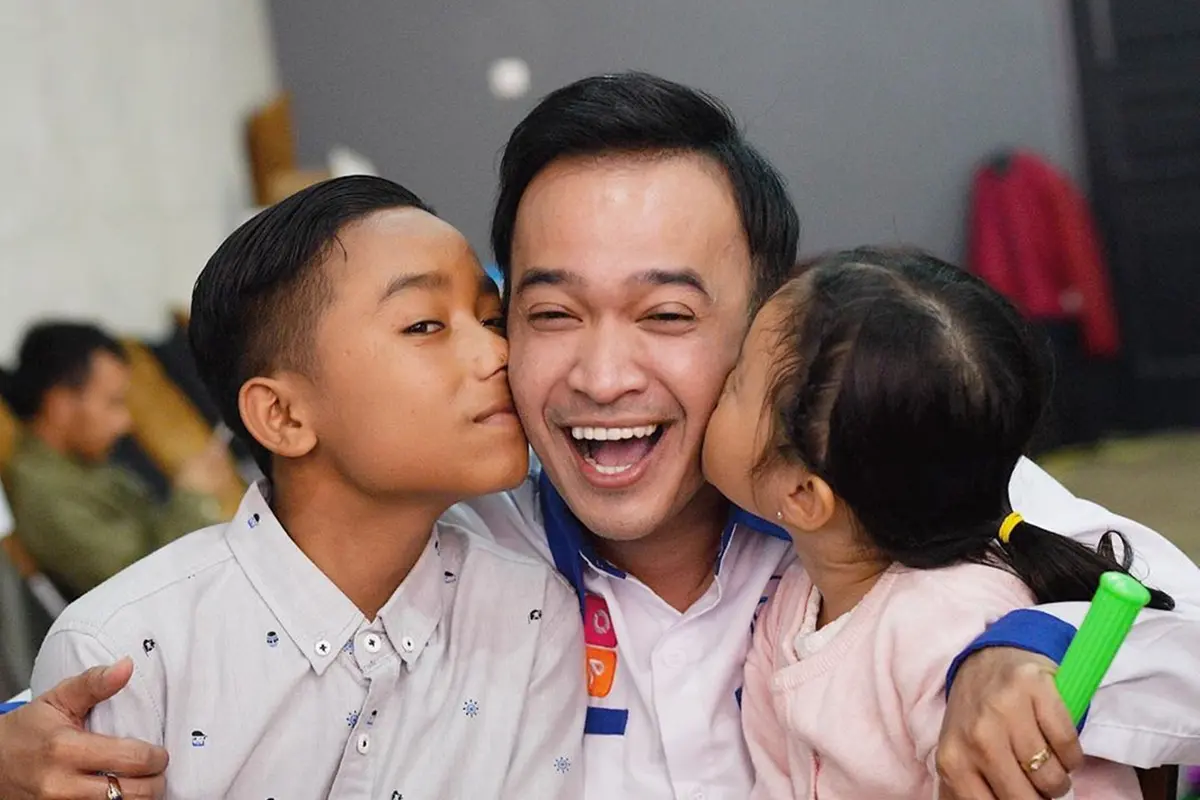 Kedekatan Ruben Onsu Bersama Anak Angkatnya