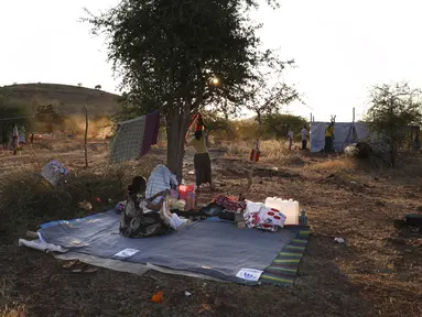 Pengungsi Ethiopia berkumpul di wilayah Qadarif, Sudan, Rabu (18/11/2020). Badan Pengungsi PBB mengatakan konflik yang berkembang di Ethiopia telah mengakibatkan ribuan orang melarikan diri dari wilayah Tigray ke Sudan. (AP Photo/Marwan Ali)