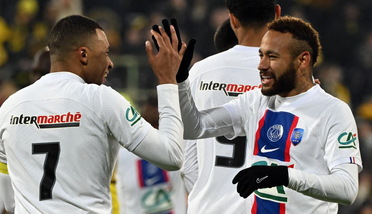 Pemain PSG, Kylian Mbappe melakukan selebrasi bersama rekannya Neymar setelah mencetak gol ke gawang US Pays de Cassel pada laga babak 32 besar Coupe de France 2022/2023 di Stade Bollaert-Delelis, Selasa (24/1/2023) dini hari WIB. Dua gol lainnya dicetak oleh Neymar (33') dan Carlos Soler (64'). (AFP/Francois Lo Presti)