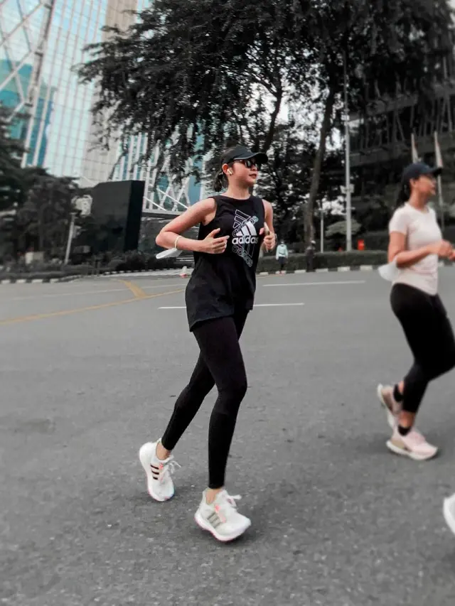 6 Potret Regina Poetiray Vokalis Geisha saat Olahraga Lari, Tampil Energik