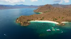 Sisi lain keindahan Pink Beach dilihat dari langit. / Foto: Liputan6.com/ Muhammad Husni Mubarok
